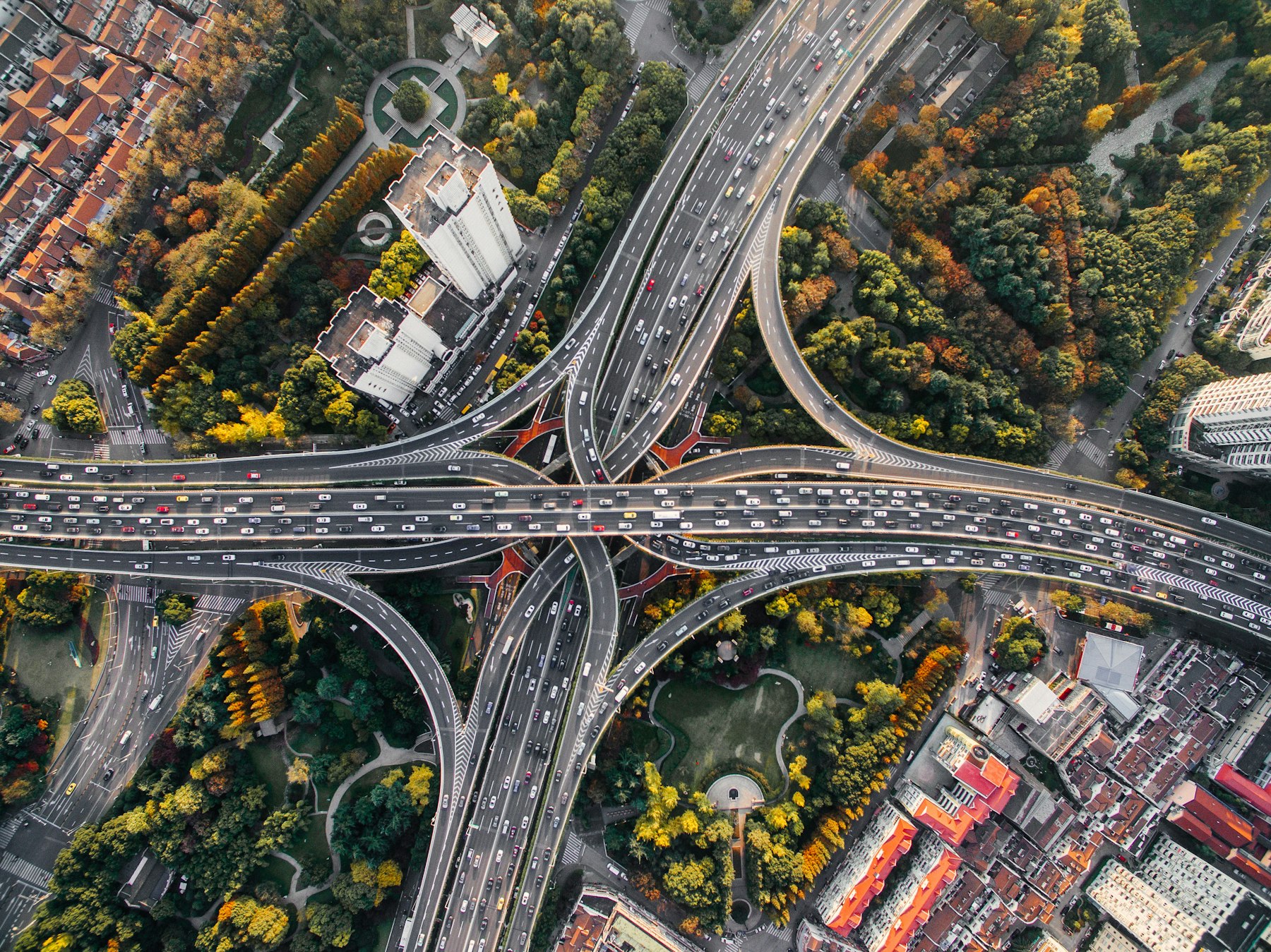 Vista aérea de um complexo de vias urbanas cheio de veículos